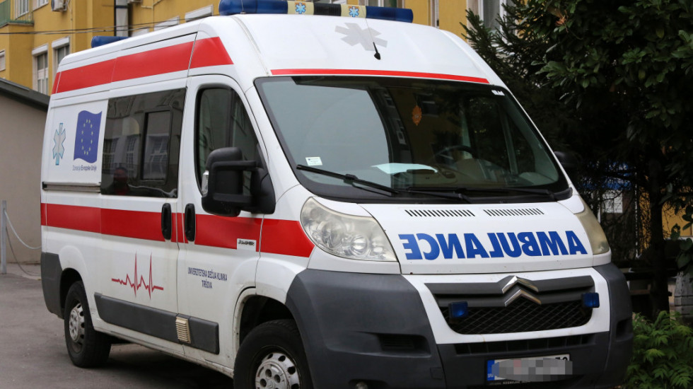 Devojčica (3) se otrovala alkoholom, komšija je pronašao u teškom stanju