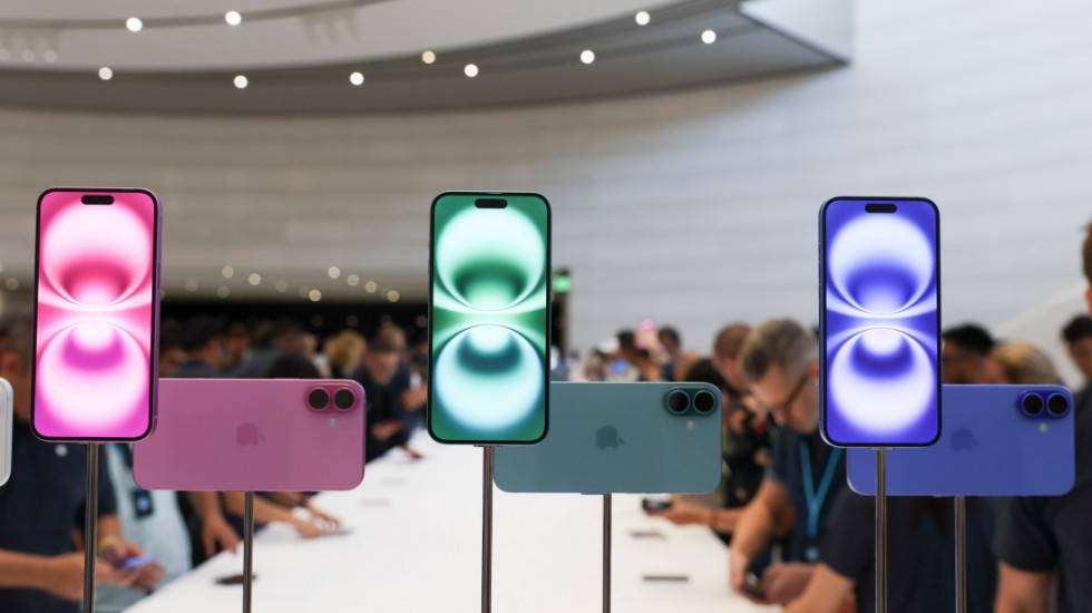 Apple predstavio iPhone 16: Pale akcije kompanije, kupci se žale na naočare