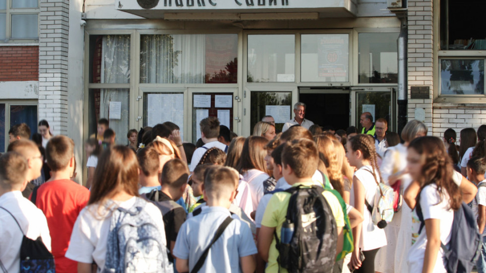 Bez nastave u OŠ "Pavle Savić" u Mirijevu, protest nastavnika i roditelja zbog smene direktora