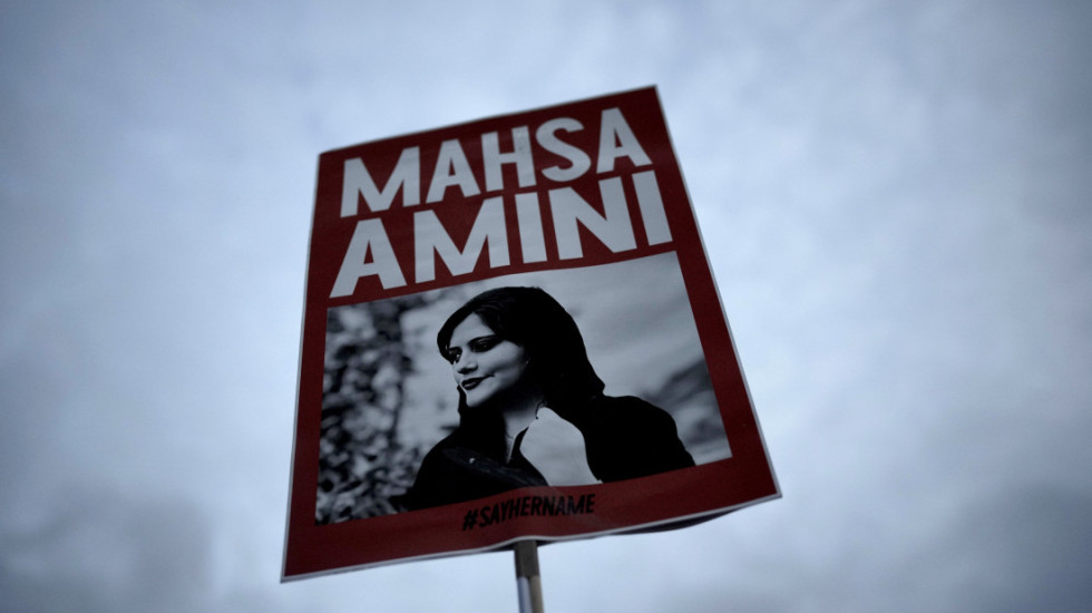 Godišnjica smrti Mahse Amini: Izvori kažu da njeni roditelji nisu mogli da izađu iz kuće