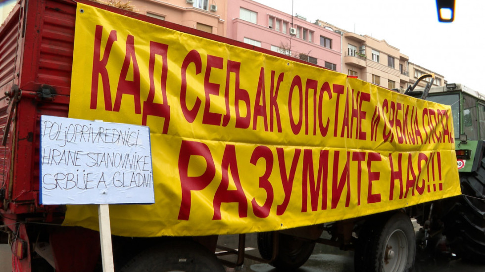"Štrajk upozorenja" poljoprivrednika u Novom Sadu: Delili građanima svoje proizvode, doneli nadgrobni krst