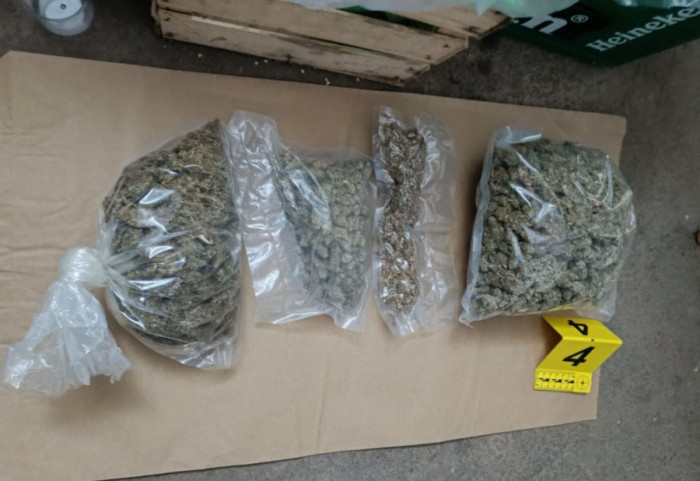 Uhapšen muškarac u Zemunu, policija prilikom pretresa stana pronašla 20 kg marihuane i kokain