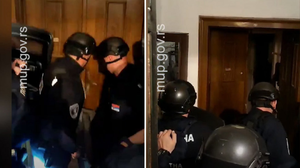 (VIDEO) MUP objavio snimak napada sekirom na policajce prilikom pokušaja da uđu u stan na Vračaru