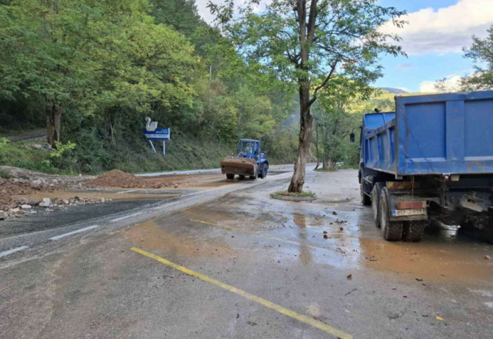Reka Bosna u Doboju u porastu, poplavila priobalno zemljište: Na području Dervente obustavljena nastava