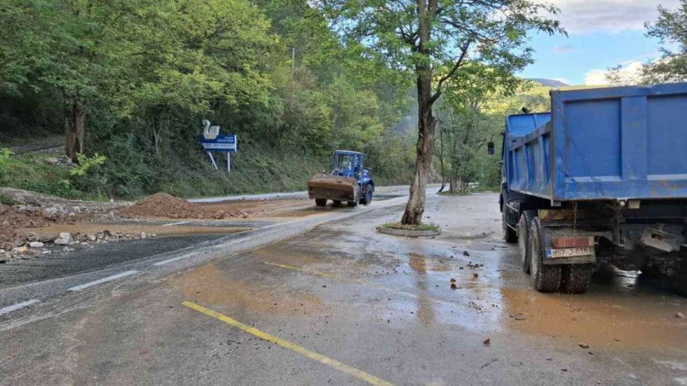 Reka Bosna u Doboju u porastu, poplavila priobalno zemljište: Na području Dervente obustavljena nastava