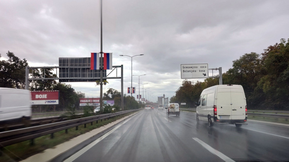 AMSS upozorava vozače na otežane uslove vožnje zbog jakih pljuskova i slabe vidljivosti