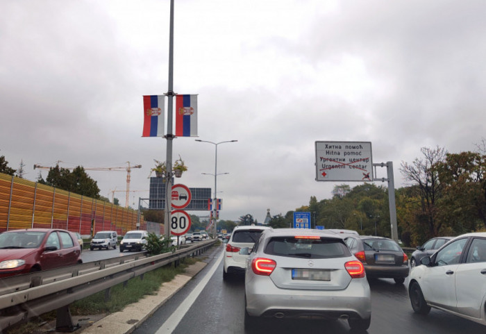 AMSS: Vozačima se savetuje oprez zbog mokrih kolovoza i jakog vetra
