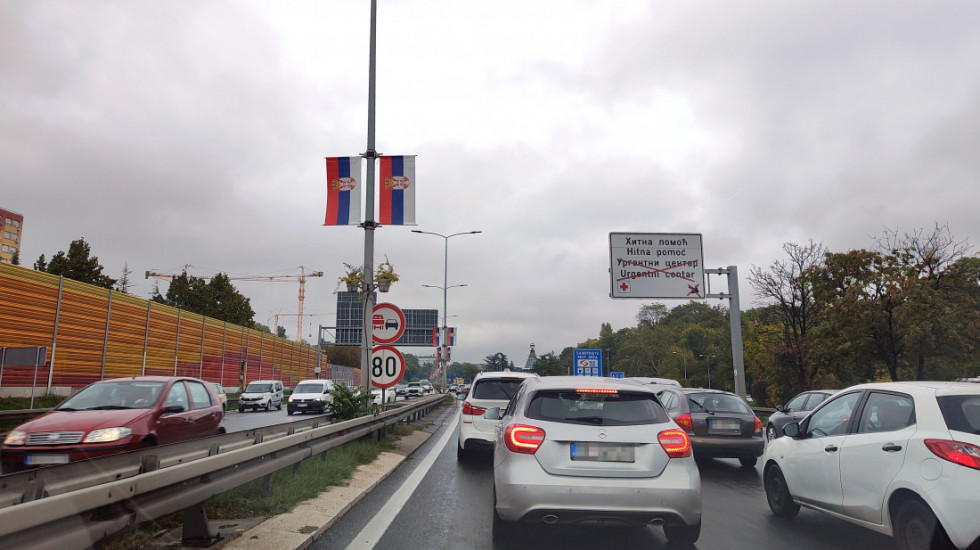 AMSS: Vozačima se savetuje oprez zbog mokrih kolovoza i jakog vetra