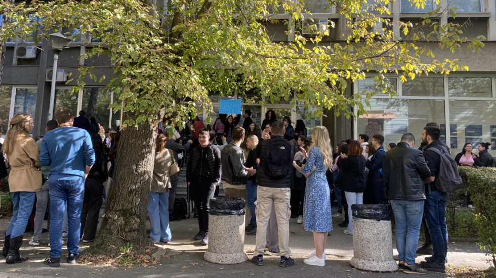(FOTO/VIDEO) Studenti FPN protestovali zbog smanjenja broja budžetskih mesta, v. d. dekan obećao rešenje