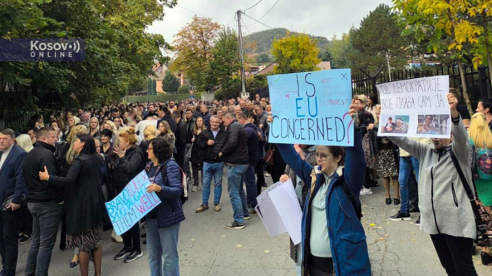(FOTO/VIDEO) Protest građana u Severnoj Mitrovici zbog hapšenja lidera Srpske demokratije