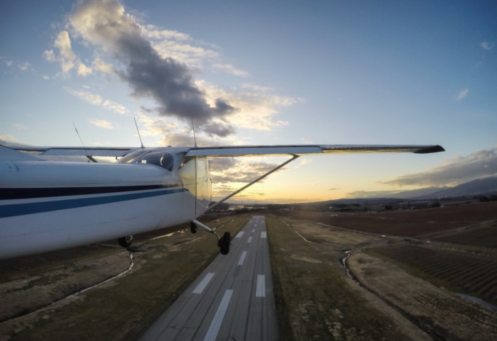 Avion pun putnika na pisti u Dalasu pogođen iz vatrenog oružja