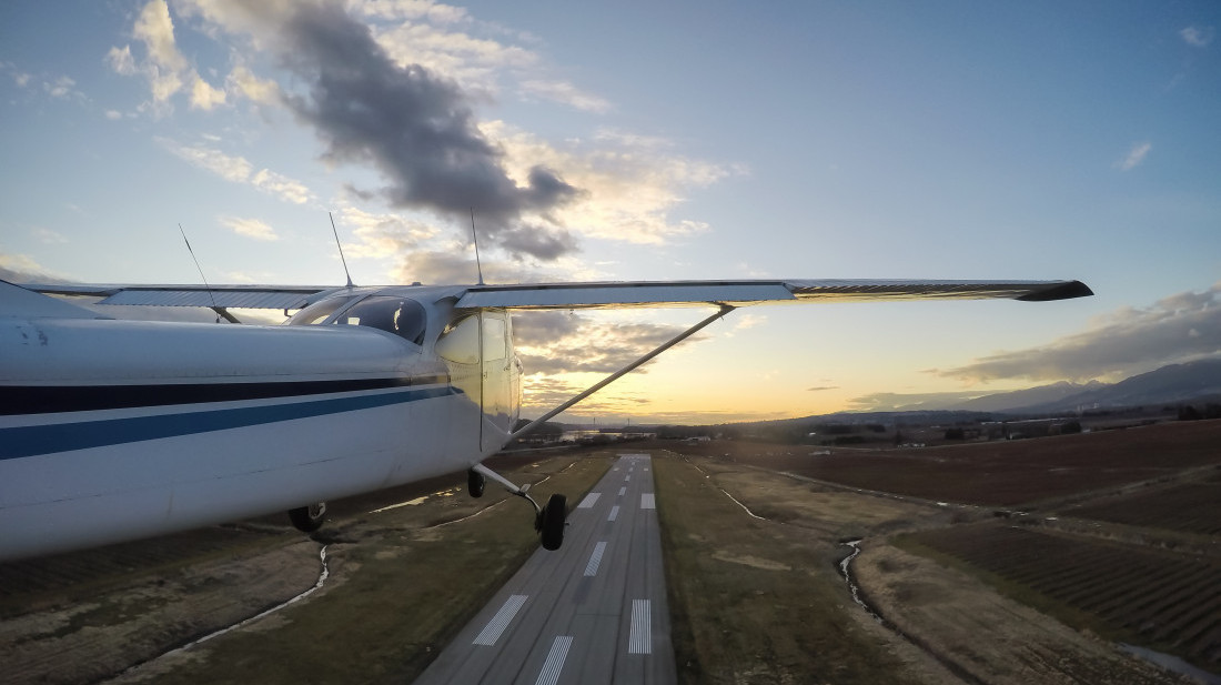 Avion pun putnika na pisti u Dalasu pogođen iz vatrenog oružja