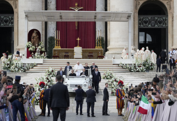 Nakon smrti pape Rimokatolička crkva ulazi u period "prazne stolice"