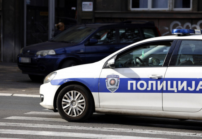 Policija u Sremskoj Mitrovici zaplenila automatsku pušku i veću količinu municije