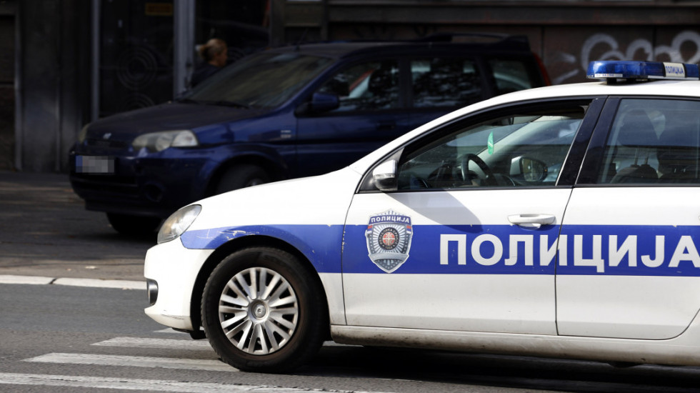 Policija u Sremskoj Mitrovici zaplenila automatsku pušku i veću količinu municije