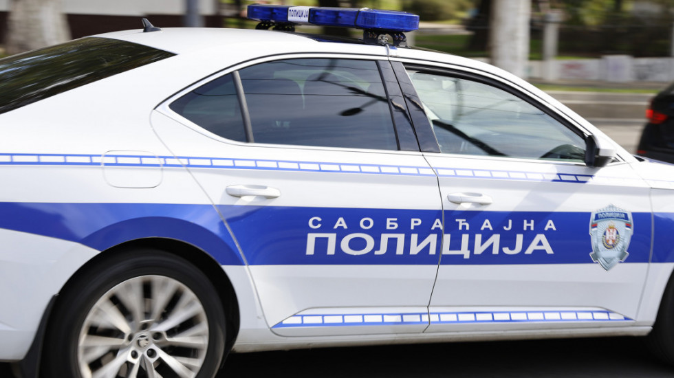 Vozač "BMW" (37) uleteo u autobusko stajalište u Novom Sadu, povređeno četvoro tinejdžera