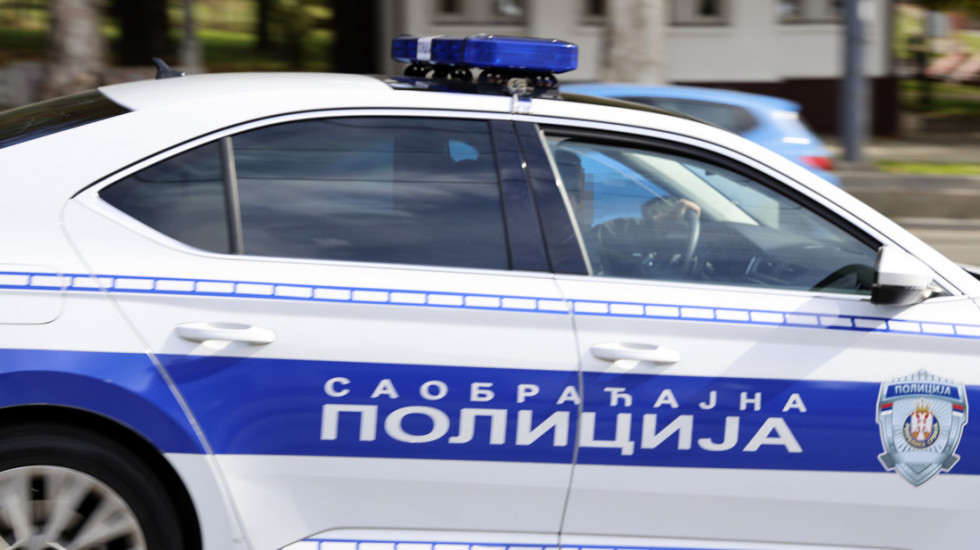 Policajcu slomljena noga u nezgodi na auto-putu kod Inđije: Muškarac "volvom" udario u službeno vozilo na intervenciji