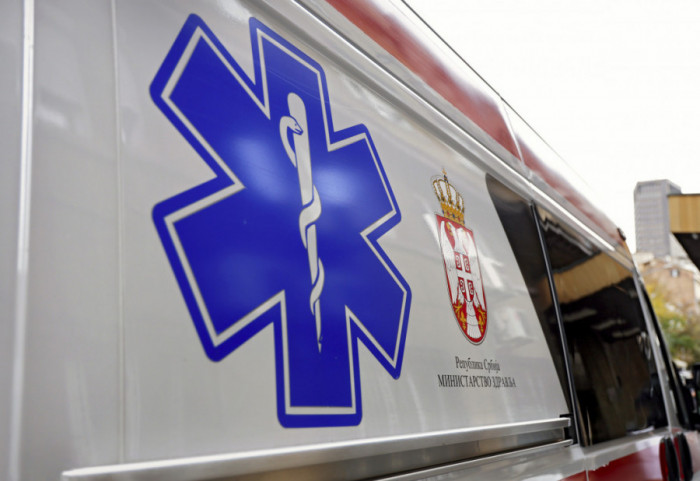 Žena (29) osumnjičena da je jednog komšiju usmrtila nožem, a drugog ranila tokom tuče u kojoj je učestvovao njen suprug
