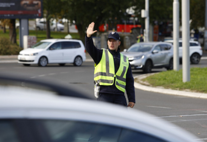 (FOTO) Kamion propao kroz asfalt u centru Beograda, policija reguliše saobraćaj do Južnog bulevara