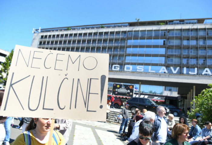 Protest ispred hotela Jugoslavija zbog rušenja, građani negoduju početak radova