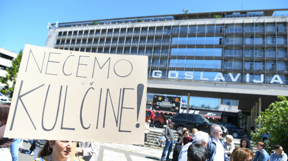 Protest ispred hotela Jugoslavija zbog rušenja, građani negoduju početak radova