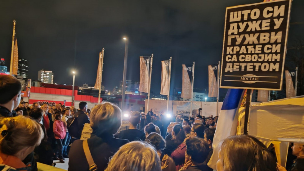 Dvočasovna blokada glavne raskrsnice u Beogradu na vodi, grupa mladića nasrnula na aktiviste, privedeno petoro