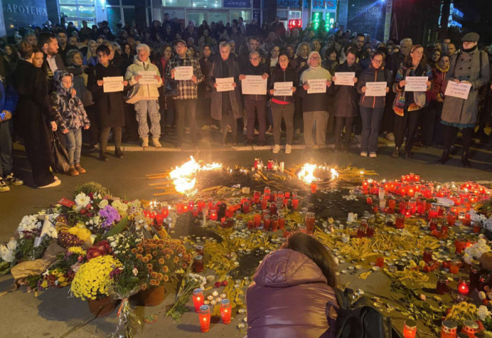 (FOTO/VIDEO) Nesreća u Novom Sadu: Veliki broj građana na skupu kod Železničke stanice odao poštu stradalima
