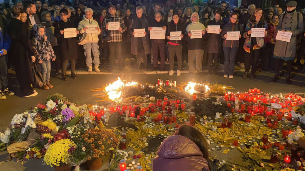 (FOTO/VIDEO) Nesreća u Novom Sadu: Veliki broj građana na skupu kod Železničke stanice odao poštu stradalima