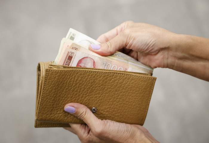 RZS: Prosečna neto zarada u maju iznosila skoro 108.000 dinara