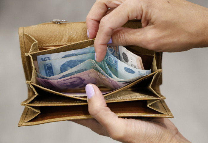RZS: Prosečna plata za februar iznosila 103.519 dinara, što je manje nego u januaru