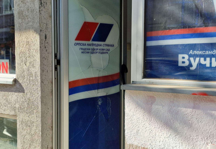 MUP: Uhapšena četvorica koji su jajima i brašnom gađali prostorije SNS u Novom Sadu