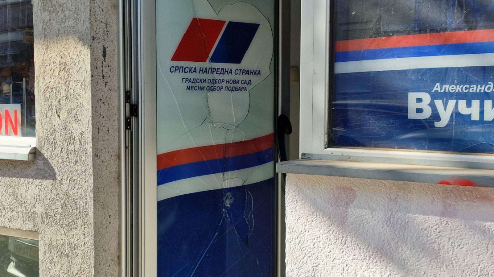 MUP: Uhapšena četvorica koji su jajima i brašnom gađali prostorije SNS u Novom Sadu