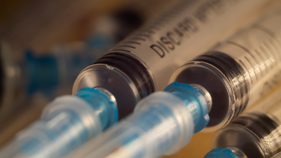 FDA odobrila vakcinu protiv kovida 19 kompanije Novavaks, uz ograničenja