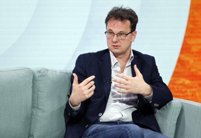 (VIDEO) Bivši ministar Verbić za Newsmax Balkans: Subvencije predviđene za strane univerzitete dati domaćem obrazovanju