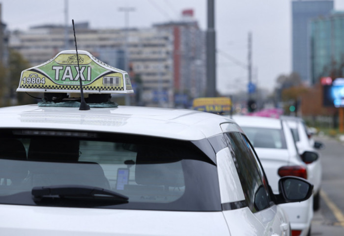 Taksi vozila od utorka moraju biti u celosti bela, bez nalepnica i drugih oznaka