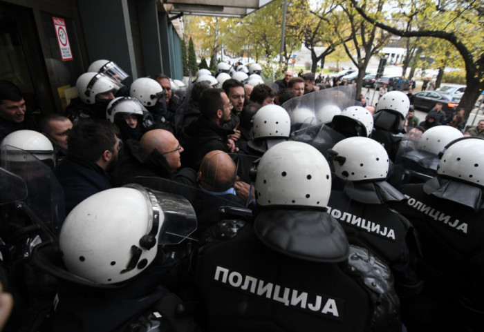 Novosadska opozicija zahteva suspenziju policajaca zbog prebijanja penzionera (74), LSV i Dveri traže i smenu Dačića