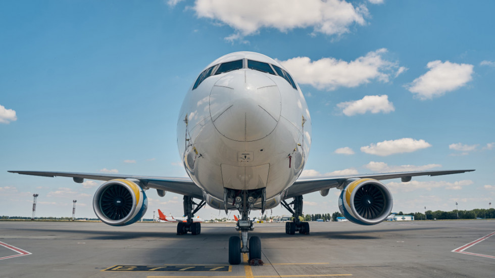 Kineski državljani na letu iz Beograda za Podgoricu ukrali 8.600 evra i 10.000 dolara od putnika u avionu