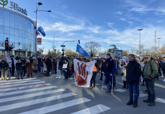 (FOTO/VIDEO) "Krvave su vam ruke": Blokada u Novom Sadu zbog pogibije 15 ljudi na Železničkoj stanici