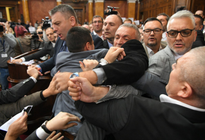 Reakcije na burnu sednicu Skupštine: Vučić opoziciju nazvao "divljačkom", Đilas kaže da Srbija živi nove zločine