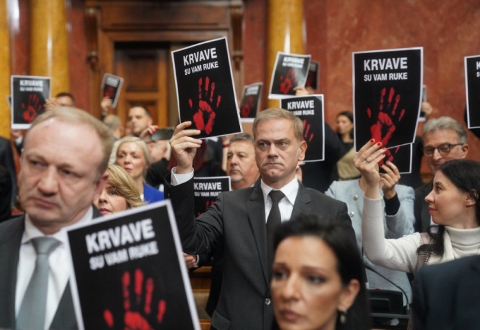 Skupština ekspresno završila pretres po svim tačkama: Brnabić iščitala dnevni red bez rasprave, uz ometanje opozicije
