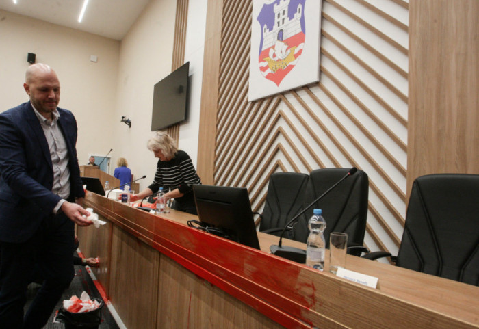 (VIDEO) Sednica Skupštine grada: Govornica polivena crvenom farbom, usvojeno osam urbanističkih planova