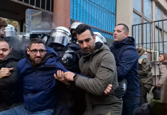 (FOTO) Završena blokada zgrada suda i tužilaštva u Novom Sadu: Guranje aktivista opozicije i policije