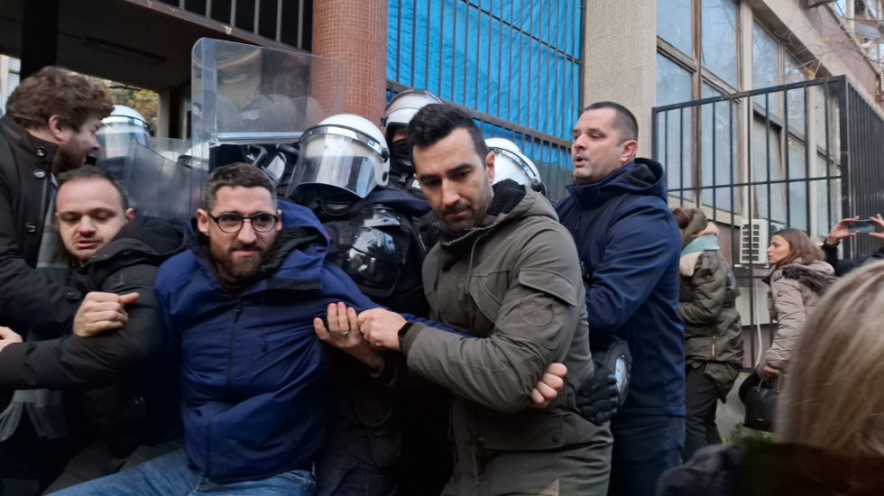 (FOTO) Završena blokada zgrada suda i tužilaštva u Novom Sadu: Guranje aktivista opozicije i policije