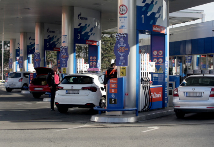 (INFOGRAFIKA) Koliko goriva možemo da natočimo za platu: Prosečne zarade i cene benzina i dizela u državama bivše SFRJ