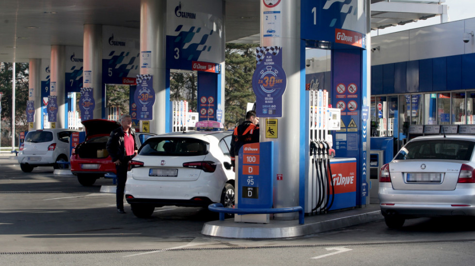 (INFOGRAFIKA) Koliko goriva možemo da natočimo za platu: Prosečne zarade i cene benzina i dizela u državama bivše SFRJ
