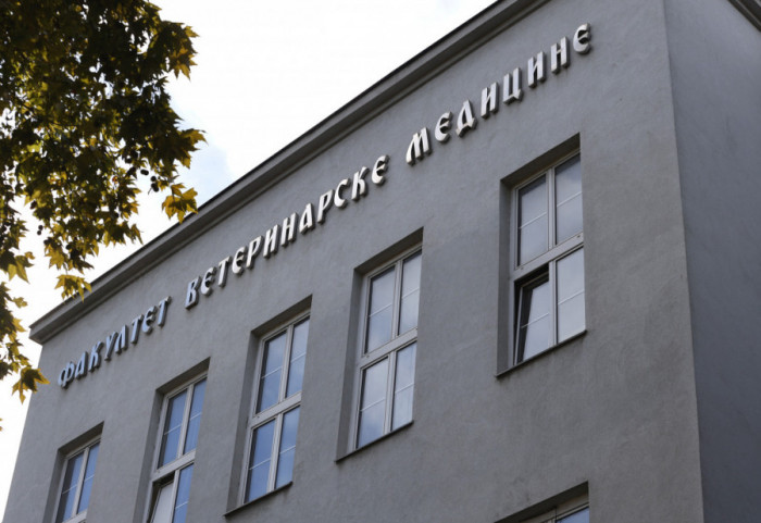 Sednica Studentskog parlamenta prekinuta zbog ulaska studenata u salu, pa nastavljena na teniskom terenu