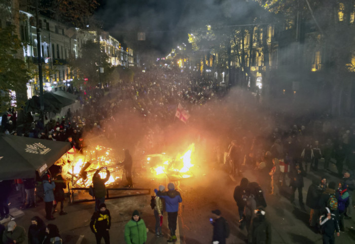 (FOTO) Protesti u Gruziji zbog najave odustajanja od evrointegracija: Uhapšena 43 demonstranta, povređeni novinari