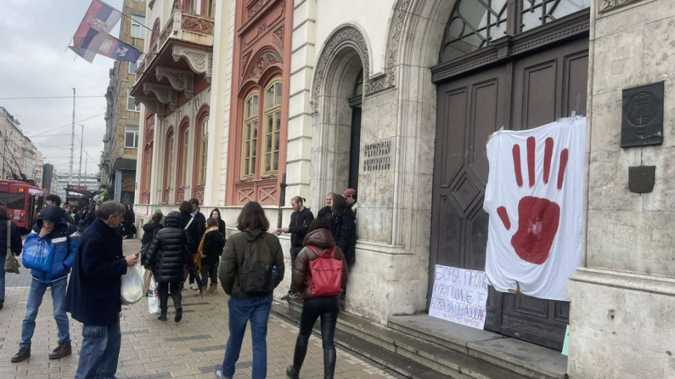 (FOTO) Studenti na 12 sati blokirali Rektorat i najavili svakodnevne blokade do ispunjenja zahteva