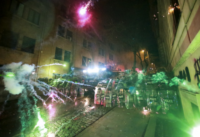 (FOTO) Kamenje, petarde, flaše: Demonstranti četvrti dan na ulicama Gruzije, policija koristi vodene topove