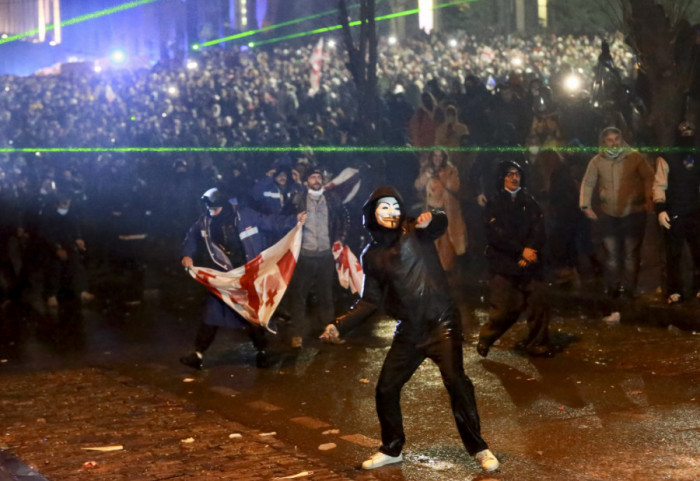 Gruzija zabranila pokrivanje lica i korišćenje pirotehnike na protestima, kazna za organizovanje blokada 5.000 evra